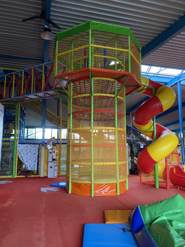 Blick auf die Spielhalle