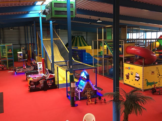 Blick auf die Spielhalle